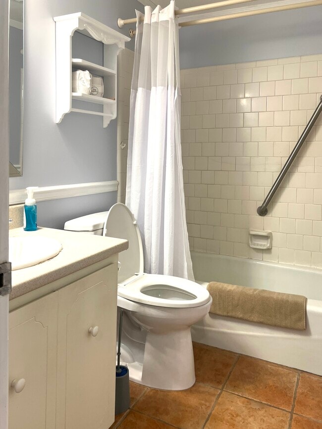 Baño completo en la planta baja - 902 Penn Waller Rd