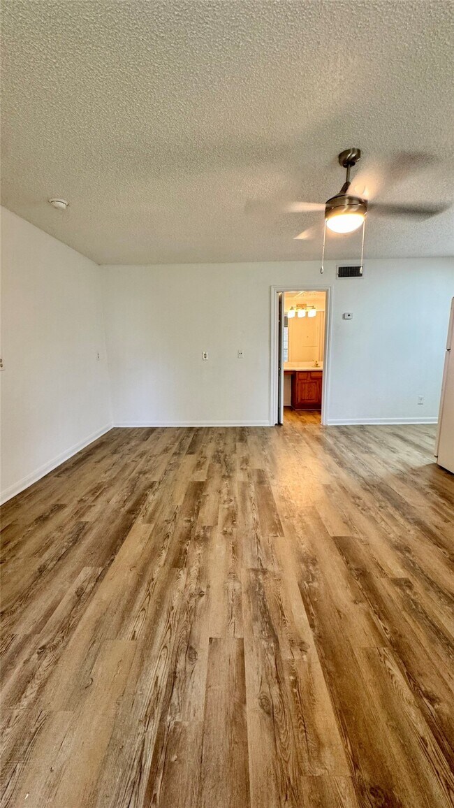 Building Photo - 1311 Antoine Dr Unit 122