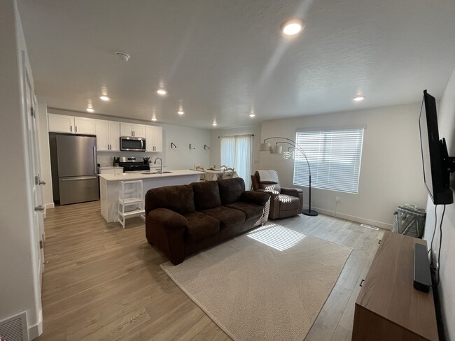 Photo - 1235 S Thistle Dr