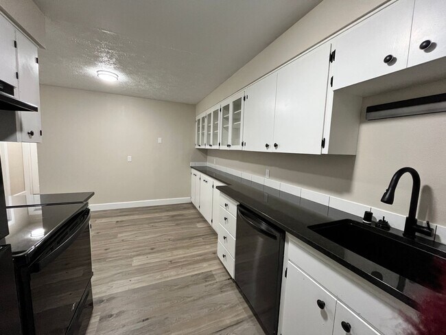 Photo - Contemporary 2 Bedroom / 1 Bath in Charmin... Unidad 10