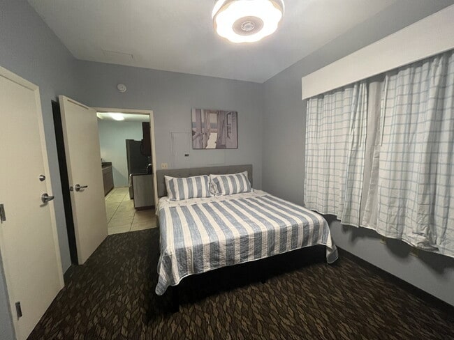 Building Photo - Super Convenient Destination Daytona Unit 4 Acacia Court