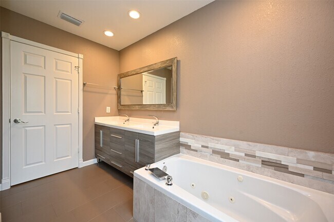 Building Photo - 2127 Lamonte Ln