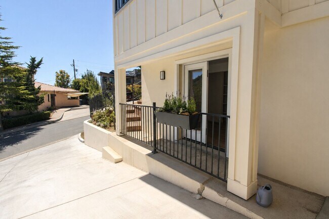 392 Santa Maria Ave