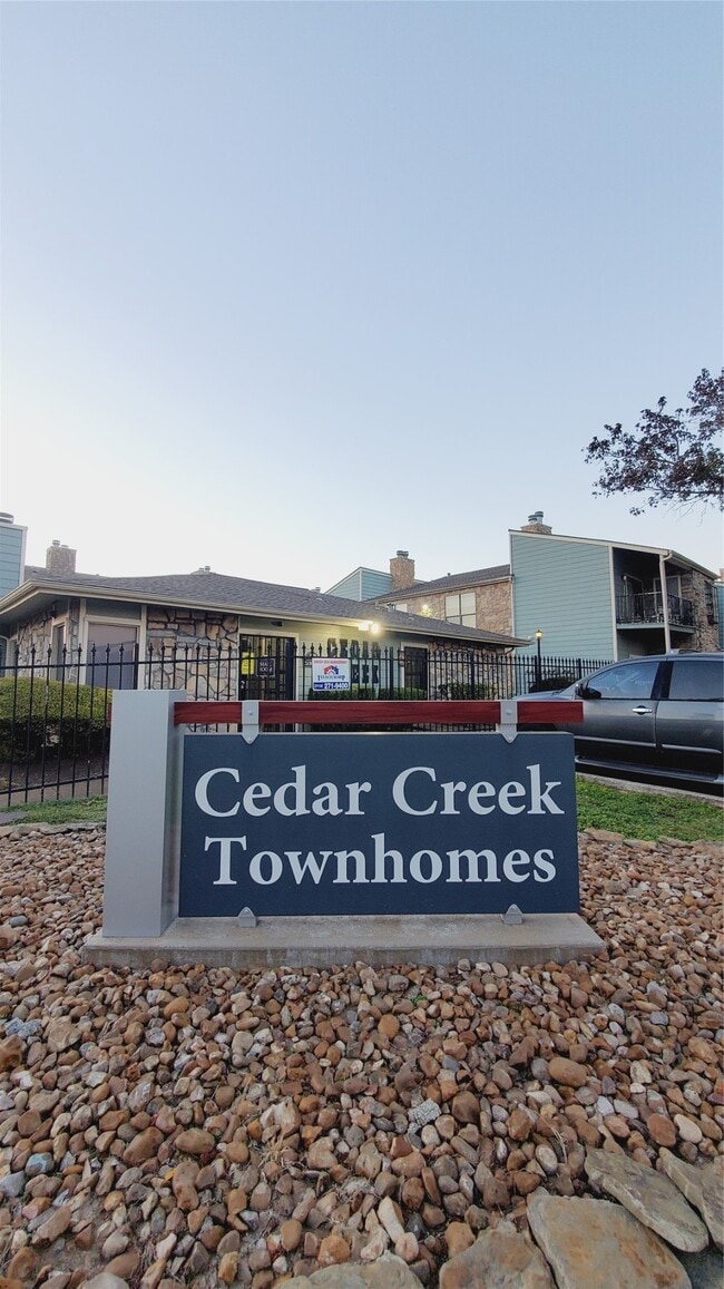 Building Photo - 3768 Tanglewilde St Unit J5