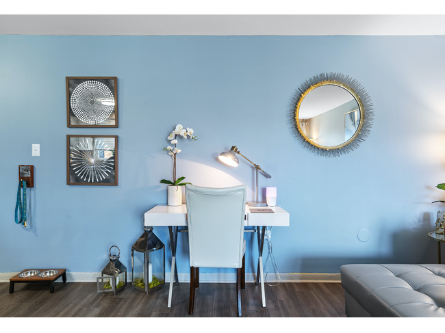 Escritorio & Decoración de la sala de estar | Apartments en alquiler ganar Mt. Prospect, IL, | The Eclipse en 1450