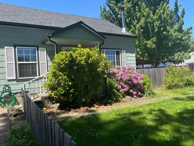 Building Photo - Sutherlin 3 bedroom house with large shop