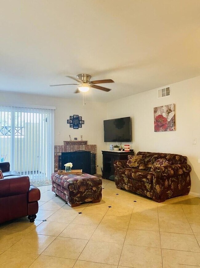 Photo - Eastlake Shores Downstairs Condo feat. Two Bedrooms and Two Bathrooms Unidad 101