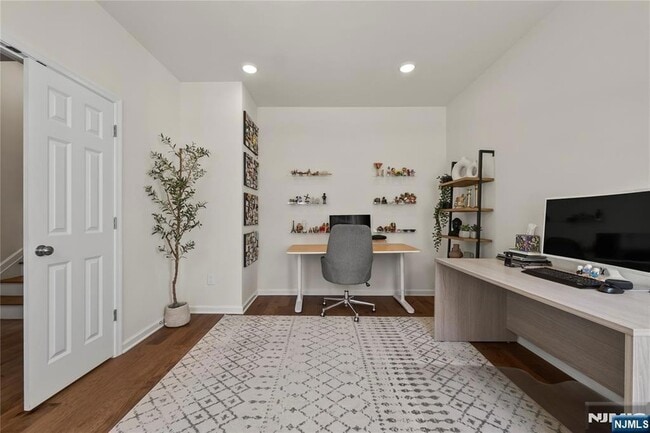 Photo - 65 Landmark Ln Unit 905