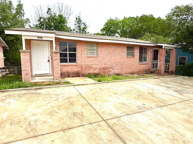AVAILABLE NOW! 2 Bedroom / 1 Bath Duplex N... - AVAILABLE NOW! 2 Bedroom / 1 Bath Duplex N... Casa
