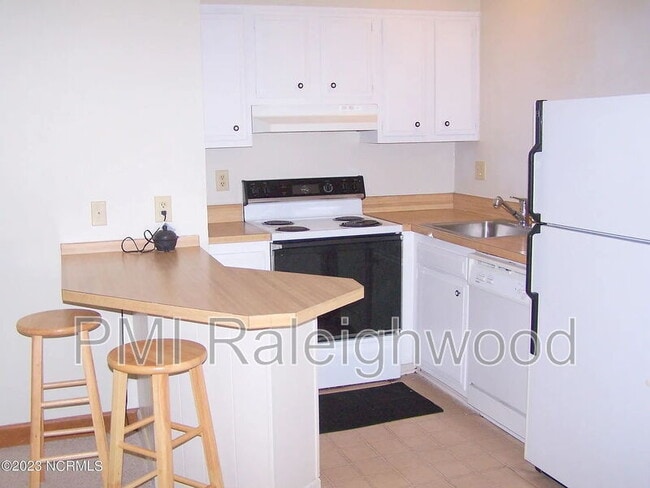 Photo - 220 Foxkroft Dr