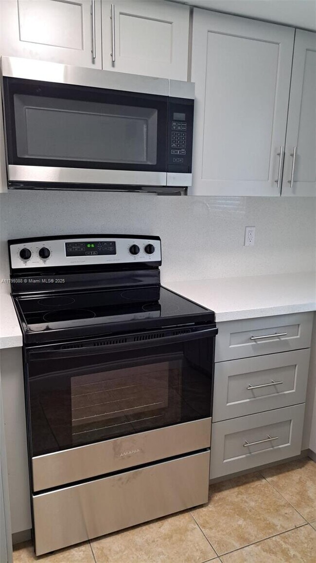 Photo - 9371 Fontainebleau Blvd Unidad I214 Rental