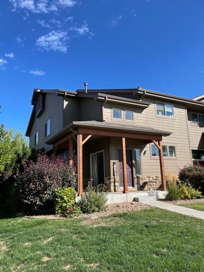 Building Photo - Gorgeous End-Unit Townhome Backing to Open Space!