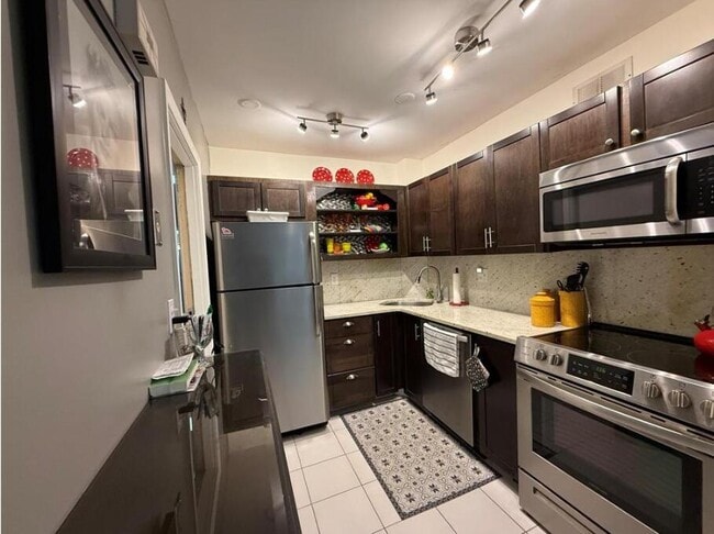 Photo - 1950 N Andrews Ave Unidad 103d