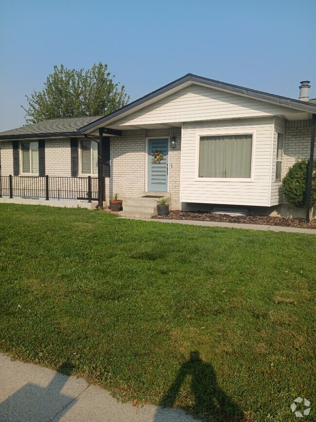 Building Photo - Charming Basement Unit BASEMENT Rental