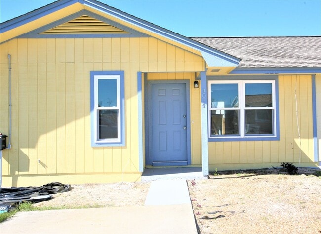 Building Photo - Beautifully updated 1 bedroom apartment within walking distance to the beach!