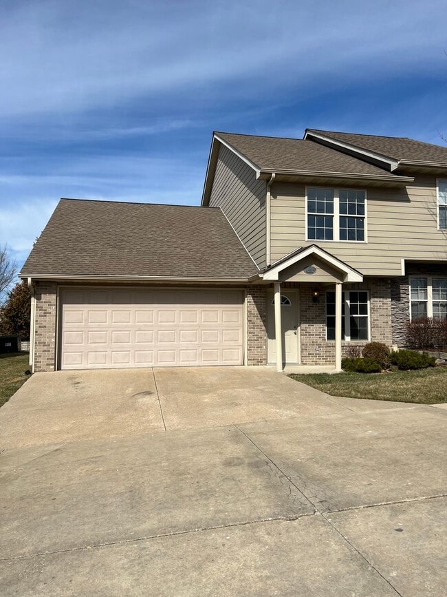 4 bed/ 2 bath townhouse - 4 bed/ 2 bath townhouse