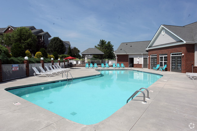 Refrescante piscina con terraza bañada por el sol - Brightwood Crossing Apartamentos