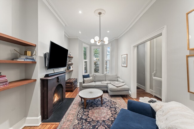 Photo - 627 A St SE