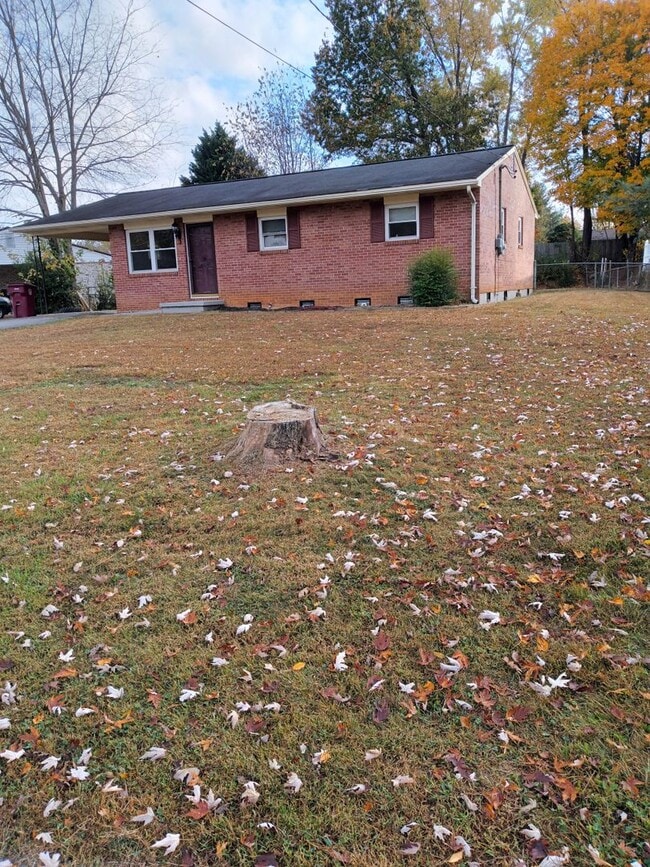 Photo - 3 Bedroom / 1 Bath Brick Ranch Home  Johnson City, TN