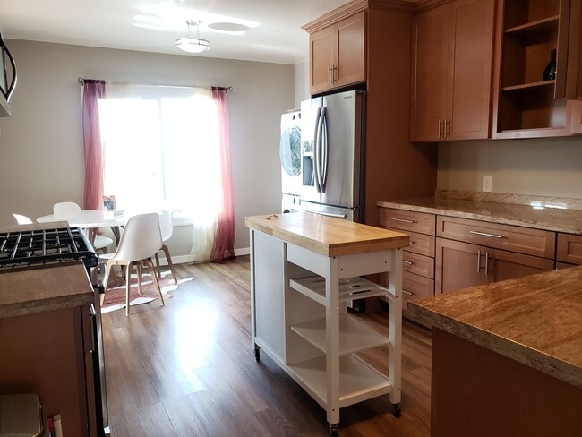 Photo - 717 Rolph St