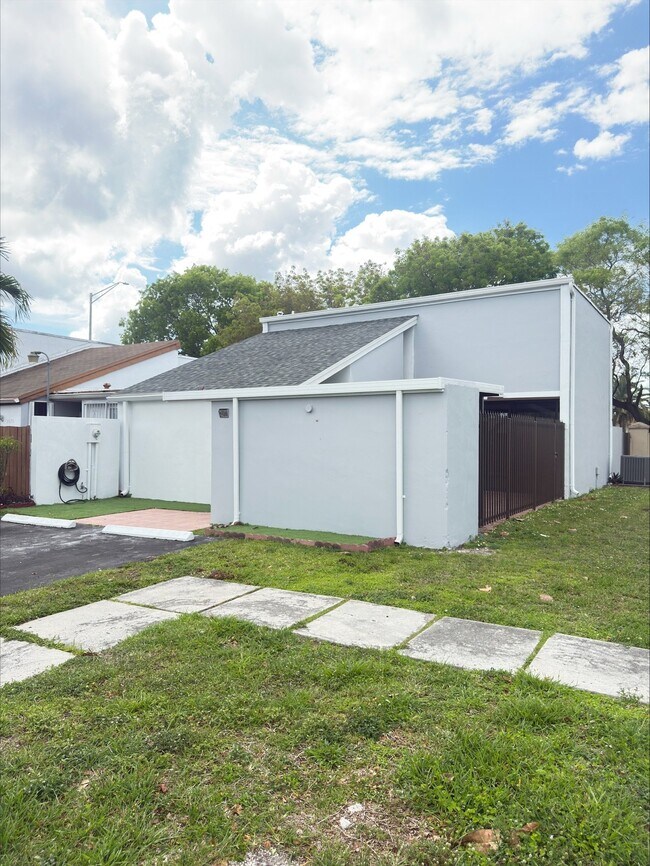 Photo - 2560 SW 122nd Ct