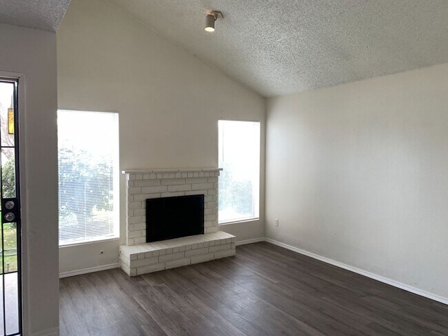 Photo - 4401 Parkwood Ct Unit A