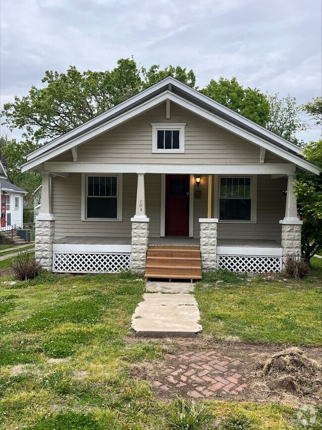 Building Photo - 704 W 2nd St Rental