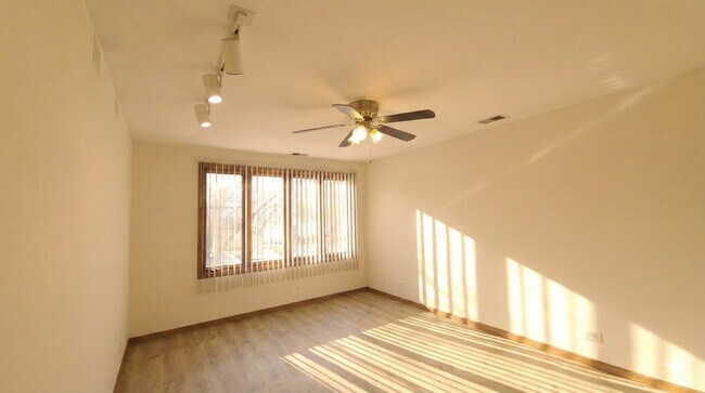 Photo - 445 W 37th St Unidad 1