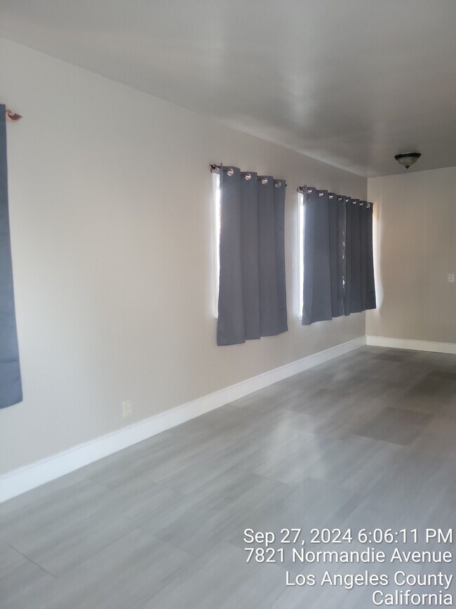 Photo - 7823 S Normandie Ave Unidad 7823