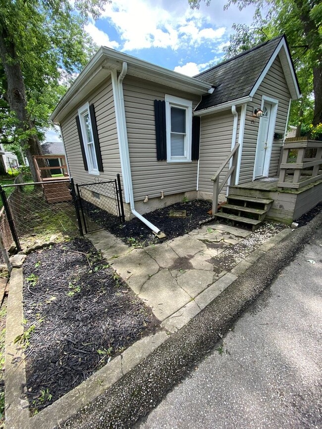 2 Bedroom House Basement & Garage - Fenced... - 2 Bedroom House Basement & Garage - Fenced...