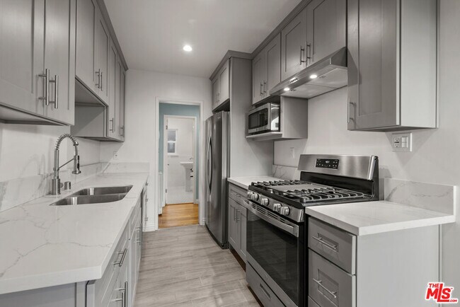 Photo - 1028 E 3rd St