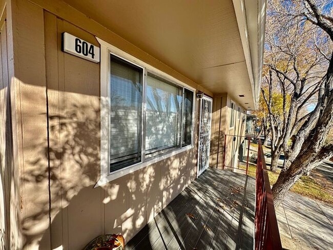 Building Photo - 604 Oakwood Dr