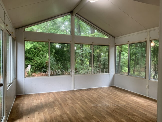 Photo - 5825 Vernier Dr SW