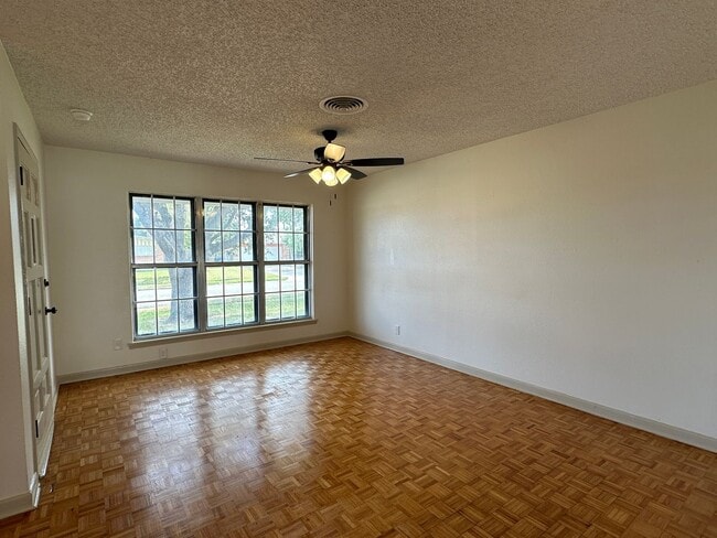 Photo - 502 Greenway Dr