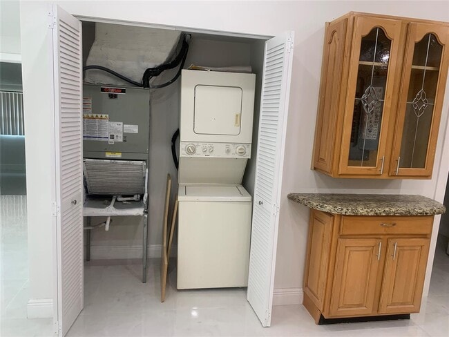 Photo - 461 Hastings St