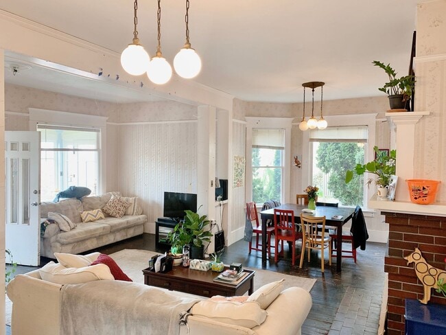 Photo - PRELEASING: Classic N Garden 6 bdrm/3 bath near WWU North Campus