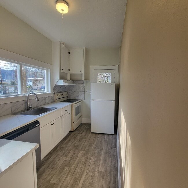 Building Photo - 338 SE Jackson St