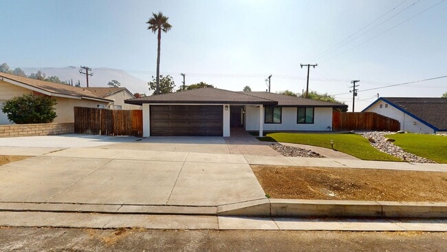 Building Photo - Welcome to your dream home! Single story R...