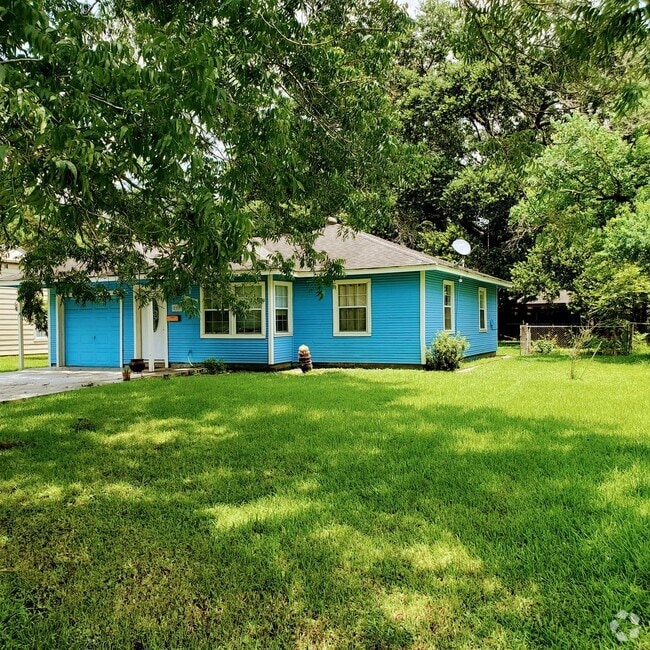 Building Photo - Wonderful 3 bedroom, 1 bathroom home rece...