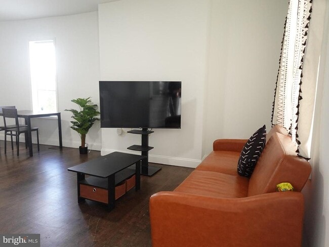 Photo - 6139 Larchwood Ave