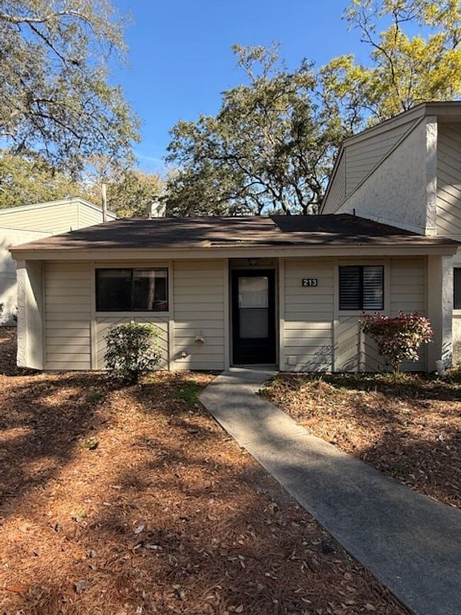 Building Photo - Woodlake Villa 213