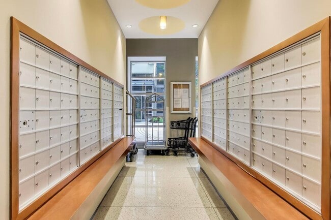 Photo - 700 N Larrabee St