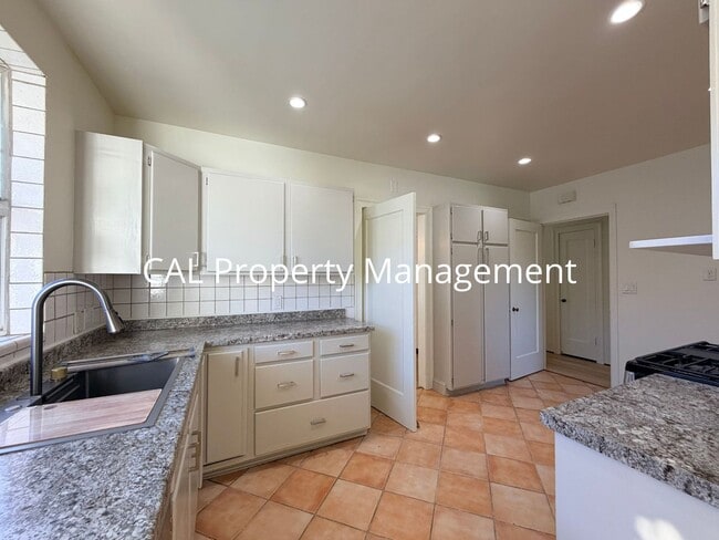 Building Photo - 3 Bed/2 Bath Single Level Home!