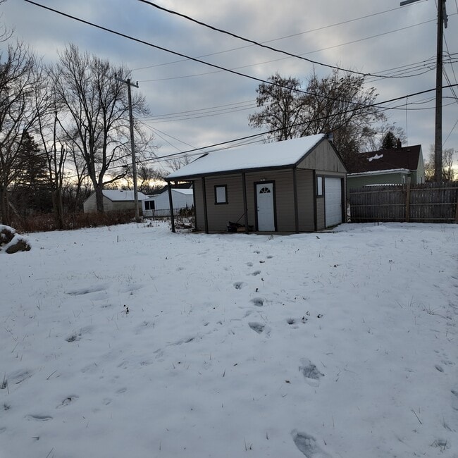 Photo - 9277 Vaughan St