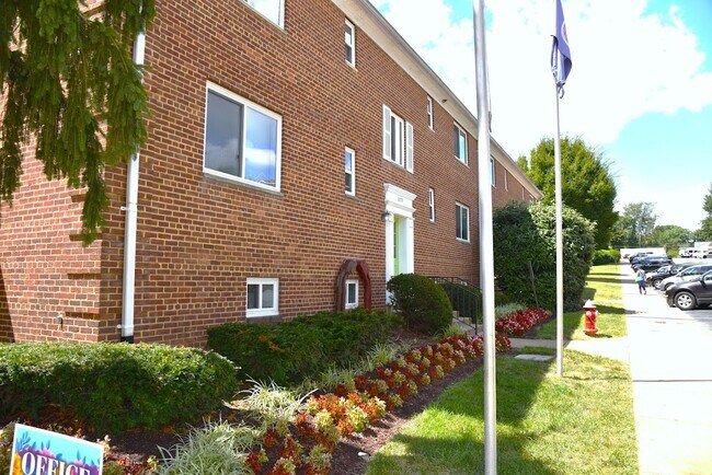 Hillwood Manor Apartments