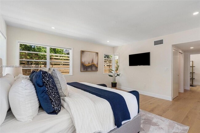 Photo - 1033 W 47th St