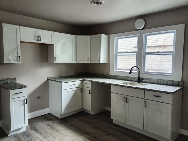 Building Photo - 3527 N 9th St Unit upper 3527A