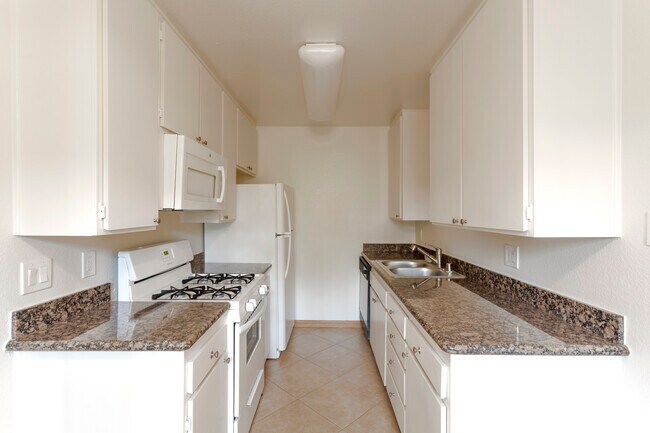 1 BR, 1 BA - 650 SF - Casa Vista Apartments