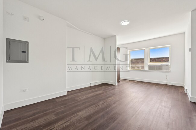 Photo - Sleek, Bright & Brand New — Stylish Studio... Unit 1553 - 302
