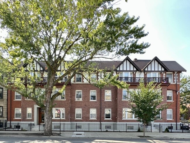 Building Photo - 4452 N Sheridan Rd Rental